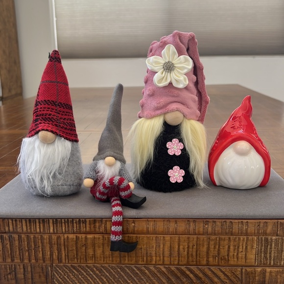 THE KNOMES FAMILY-THEY BRING GOOD LUCK AND GOOD CHEER TO EVERYONE THEY MEET. - Picture 2 of 5